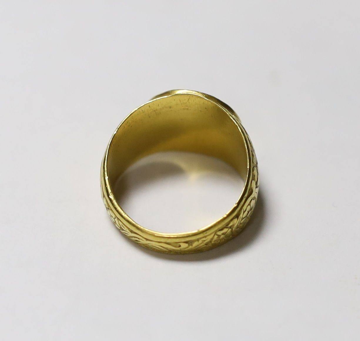 A late 16th/early 17th century yellow metal signet/seal ring, engraved with the initials SMU, the M formed as the trunk of an oak tree